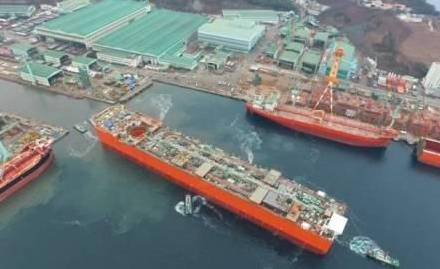 三星重工建造全球首個(gè)部署在深水FLNG船體下水