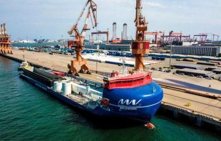 全球首艘萬噸級全電力推進甲板運輸船天津首航
