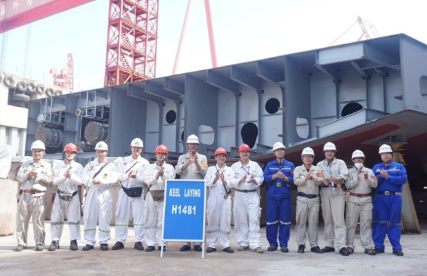 外高橋造船21萬噸散貨船H1481、H1482同日順利下塢